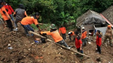 15 Orang Tertimbun Longsor di Jombang, 5 Tewas